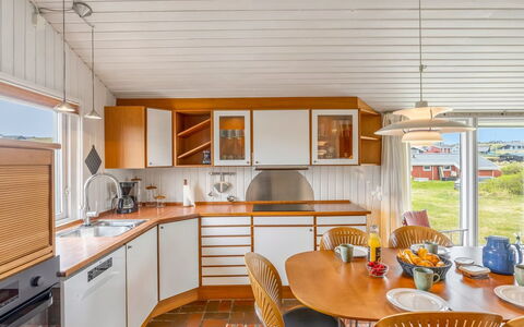 Alea - 150M from the Sea: Legna, Interior Design, Soffitto, Pavimentazione, Pavimento, Cucina, Color Legno, Controsoffitto, Latifoglie, Vernice