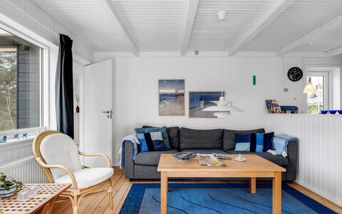 Tinka - 100M from the Sea: Pavimentazione, Legna, Mobilia, Pavimento, Interior Design, Divano, Pavimento In Legno, Soggiorno, Soffitto, Camera