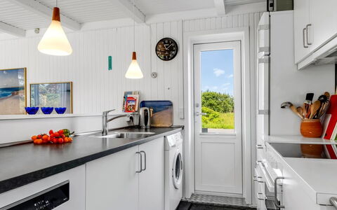 Tinka - 100M from the Sea: Pavimentazione, Cucina, Apparecchio Major, Pavimento, Controsoffitto, Elettrodomestico, Soffitto, Rubinetto, Elettrodomestico Da Cucina, Lavello