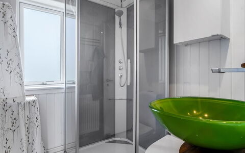 Tinka - 100M from the Sea: Interior Design, Parete, Idraulico Fixture, Pavimentazione, Bagno, Pavimento, Lavello, Lavandino Del Bagno, Rubinetto, Idraulico