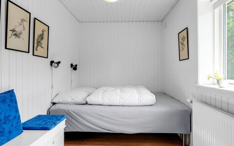 Tinka - 100M from the Sea: Pavimentazione, Legna, Pavimento, Camera Da Letto, Interior Design, Letto, Lenzuolo, Mobilia, Bedding, Camera