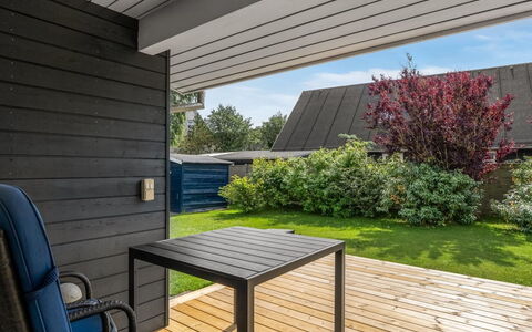 Tinka - 100M from the Sea: Legna, Mobili Da Esterno, Casa, Mobilia, Raccordo, Shade, Giardino, Sedia, Backyard, Deck