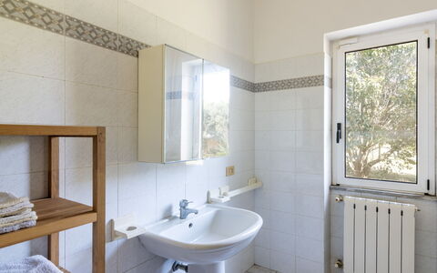 Tarquinia Garden Home: Pavimentazione, Idraulico Fixture, Pavimento, Lavandino Del Bagno, Bagno, Interior Design, Lavello, Rubinetto, Idraulico, Piastrella