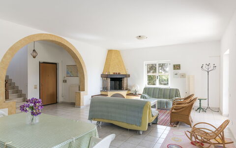Tarquinia Garden Home: Mobilia, Interior Design, Pavimentazione, Pavimento, Soffitto, Sedia, Tavolo, Camera, Illuminazione, Soggiorno
