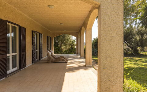 Tarquinia Garden Home: Architettura, Colonna, Shade, Estate, Calcestruzzo, Hacienda, Landscaping, Struttura Esterna, Portico