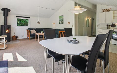 Brunhild - 29Km from the Sea: Interior Design, Soffitto, Mobilia, Pavimentazione, Pavimento, Lampada, Illuminazione, Camera, Casa, Soggiorno