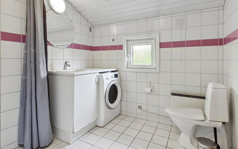 Brunhild - 29Km from the Sea: Pavimentazione, Lavatrice, Idraulico Fixture, Pavimento, Interior Design, Soffitto, Asciugatrice, Lavanderia, Bagno, Idraulico