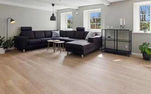Farah - 25Km from the Sea: Mobilia, Legna, Interior Design, Pavimentazione, Pavimento, Sedia, Camera, Soffitto, Soggiorno, Appartamento