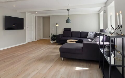 Farah - 25Km from the Sea: Mobilia, Legna, Interior Design, Pavimentazione, Pavimento, Sedia, Camera, Soffitto, Soggiorno, Appartamento