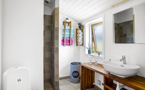 Kiana - 800M from the Sea: Pavimentazione, Interior Design, Idraulico Fixture, Pavimento, Legna, Bagno, Lavello, Rubinetto, Lavandino Del Bagno, Soffitto