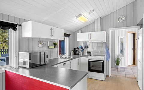 Kiana - 800M from the Sea: Apparecchio Major, Soffitto, Cucina, Casa, Elettrodomestico Da Cucina, Controsoffitto, Elettrodomestico, Cabinetry, Frigorifero, Sedia