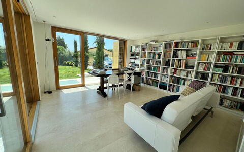 Villa Elena: Mobilia, Interior Design, Pavimentazione, Pavimento, Divano, Legna, Libreria, Soggiorno, Camera, Scaffalature