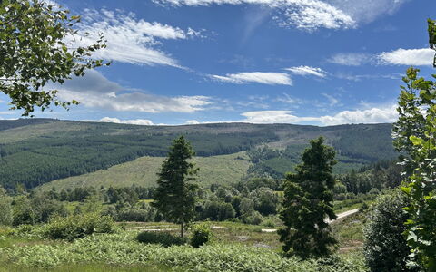 Highland Hillside Retreat: Cielo, Geografia Montane, Nube, Ambiente Naturale, Natura, Collina, Verde, Montagna, Vegetazione, Paesaggio Naturale