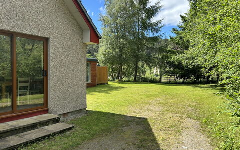 Highland Hillside Retreat: Arbusto, Villetta, Casa, Giardino, Prato, Agriturismo, Cortile, Landscaping, Edifici Giardino, Backyard