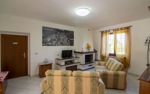 Gli Ulivi: Mobilia, Interior Design, Pavimentazione, Pavimento, Divano, Camera, Soffitto, Tavolo, Illuminazione, Soggiorno