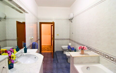 Gli Ulivi: Pavimentazione, Interior Design, Parete, Pavimento, Idraulico Fixture, Lavandino Del Bagno, Lavello, Rubinetto, Bagno, Idraulico