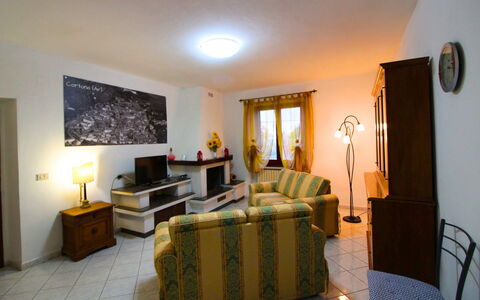 Gli Ulivi: Mobilia, Interior Design, Pavimentazione, Camera, Pavimento, Legna, Divano, Soffitto, Illuminazione, Tavolo
