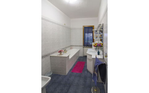 Gli Ulivi: Pavimentazione, Pavimento, Interior Design, Idraulico Fixture, Piastrella, Idraulico, Camera, Bagno, Lavello, Rubinetto