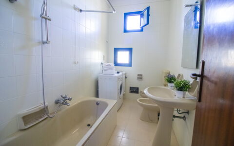 Elena'S House in Otranto: Bagno, Idraulico Fixture, Pavimentazione, Pavimento, Lavandino Del Bagno, Lavello, Rubinetto, Idraulico, Interior Design, Gabinetto