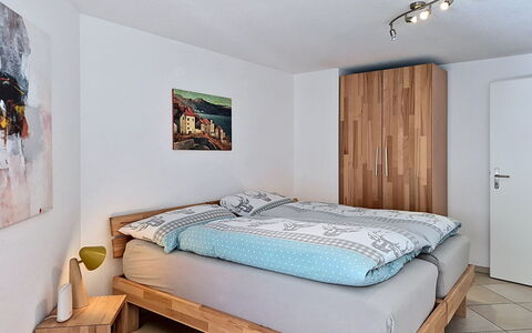 Carlos: Mobilia, Letto, Interior Design, Camera Da Letto, Legna, Pavimentazione, Bedding, Lenzuolo, Pavimento, Camera