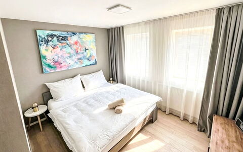 Bukanda: Interior Design, Letto, Pavimentazione, Pavimento, Camera Da Letto, Legna, Lenzuolo, Lancia Cuscino, Bedding, Appartamento