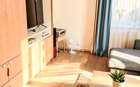 Bukanda: Mobilia, Interior Design, Pavimentazione, Parete, Pavimento, Legna, Camera, Soggiorno, Pavimento In Legno, Illuminazione