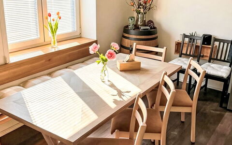 Bukanda: Mobilia, Pavimentazione, Interior Design, Sedia, Pavimento, Tavolo, Legna, Cucina & Sala Da Pranzo Tavolo, Sala Da Pranzo, Pavimento In Legno