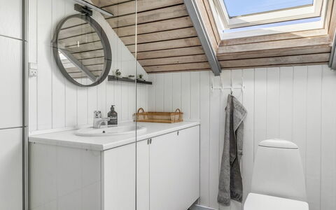 Anneke - 500M from the Sea: Idraulico Fixture, Interior Design, Soffitto, Pavimentazione, Lavello, Pavimento, Rubinetto, Mobiletto Del Bagno, Bagno, Idraulico