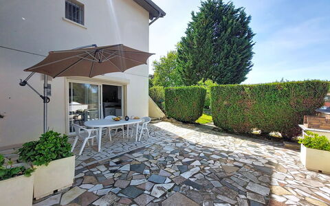 Maisonnabe: Legna, Casa, Villetta, Casa, Piscina, Portico, Porta, Ricorrere, Shade, Estate