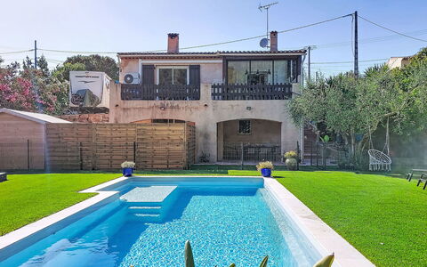 Villa Dolce Vita: Piscina, Blu, Zona Residenziale, Casa, Ricorrere, Casa, Materiale Composito, Estate, Giochi D'Acqua, Giardino