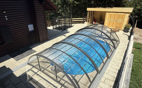 Cozy Bear Cabin: Legna, Casa, Villetta, Casa, Piscina, Portico, Porta, Ricorrere, Shade, Estate