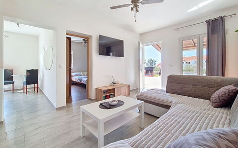 Sanja: Legna, Casa, Villetta, Casa, Piscina, Portico, Porta, Ricorrere, Shade, Estate