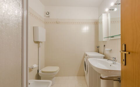 Lo Chalet del Bepy: Bagno, Lavandino Del Bagno, Idraulico Fixture, Pavimentazione, Interior Design, Pavimento, Lavello, Gabinetto, Rubinetto, Toilet Seat
