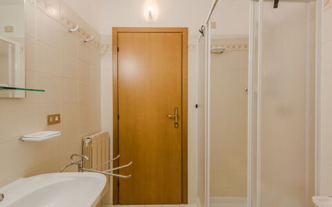 Lo Chalet del Bepy: Bagno, Idraulico Fixture, Pavimentazione, Parete, Pavimento, Legna, Interior Design, Lavandino Del Bagno, Soffitto, Rubinetto