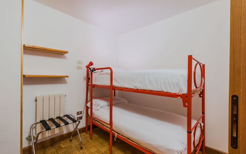 Lo Chalet del Bepy: Pavimentazione, Legna, Pavimento, Interior Design, Soffitto, Telaio Del Letto, Camera, Letto, Color Legno, Camera Da Letto