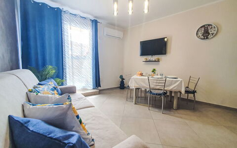 Siciliandò: Mobilia, Pavimentazione, Pavimento, Interior Design, Legna, Sedia, Tavolo, Camera, Appartamento, Divano