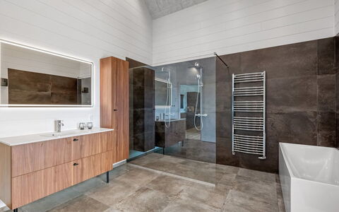 Brigita - 100M to the Fjord: Pavimentazione, Pavimento, Interior Design, Legna, Mobiletto Del Bagno, Idraulico Fixture, Soffitto, Cabinetry, Mobilia, Bagno