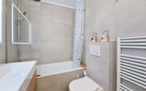 Balcon des Alpes 24: Bagno, Pavimentazione, Idraulico Fixture, Pavimento, Interior Design, Vasca Da Bagno, Rubinetto, Gabinetto, Idraulico, Lavello