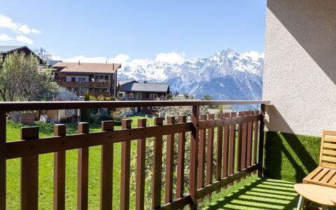 Balcon des Alpes 24: Catena Montuosa, Valle, Balcone, Alpi, Cresta, Recinzione, Color Legno, Eco Hotel, Portico, Mobili Da Esterno