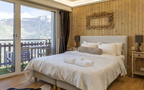 Balcon des Alpes 24: Interior Design, Mobilia, Legna, Camera Da Letto, Letto, Casa, Bedding, Camera, Pavimento, Soffitto