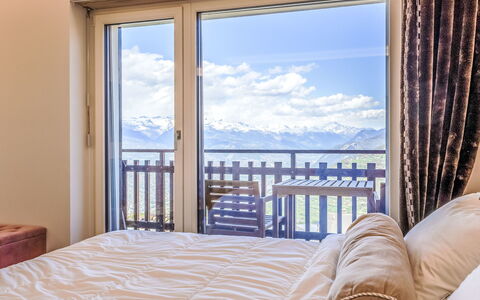 Balcon des Alpes 24: Mobilia, Interior Design, Camera, Pavimento, Letto, Biancheria, Camera Da Letto, Catena Montuosa, Balcone, Latifoglie
