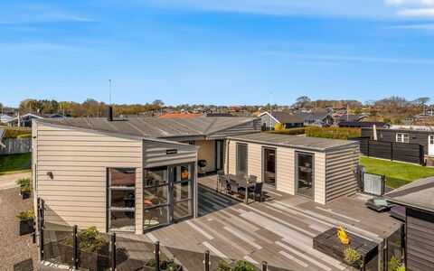 Vaska - 75M from the Sea: Architettura, Casa, Tetto, Materiale Composito, Deck, Raccordo, Latifoglie, Color Legno, Estate, Shade