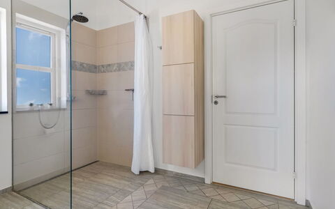 Vaska - 75M from the Sea: Pavimentazione, Pavimento, Legna, Interior Design, Porta, Idraulico Fixture, Bagno, Piastrella, Pavimento In Legno, Materiale Composito