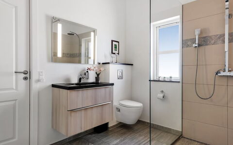 Vaska - 75M from the Sea: Interior Design, Idraulico Fixture, Pavimentazione, Bagno, Pavimento, Lavello, Mobiletto Del Bagno, Rubinetto, Gabinetto, Lavandino Del Bagno