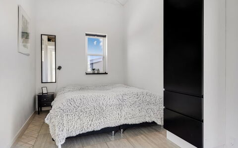 Vaska - 75M from the Sea: Pavimentazione, Pavimento, Interior Design, Legna, Camera Da Letto, Soffitto, Letto, Mobilia, Pavimento In Legno, Illuminazione