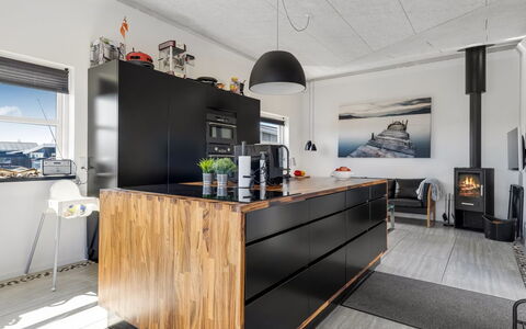 Vaska - 75M from the Sea: Mobilia, Pavimentazione, Cucina, Legna, Controsoffitto, Elettrodomestico Da Cucina, Interior Design, Cabinetry, Pavimento In Legno, Elettrodomestico