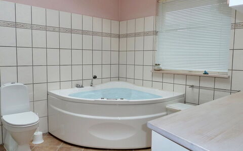 Amina - 500M from the Sea: Bagno, Vasca Da Bagno, Idraulico Fixture, Pavimentazione, Interior Design, Pavimento, Rubinetto, Idraulico, Lavello, Piastrella