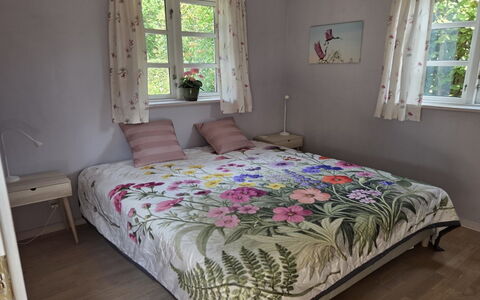 Amina - 500M from the Sea: Mobilia, Letto, Camera Da Letto, Lenzuolo, Biancheria, Tessile, Bedding, Interior Design, Telaio Del Letto, Pavimento