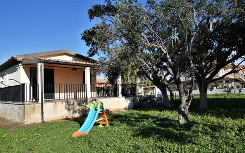 Villa Andrea: Albero, Shade, Estate, Prato, Cortile, Landscaping, Backyard, Struttura Esterna, Hacienda, Recinzione