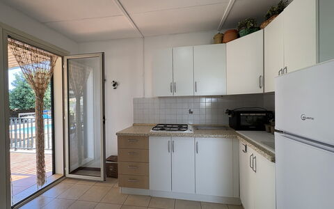 Villa Andrea: Legna, Pavimentazione, Cucina, Pavimento, Controsoffitto, Interior Design, Apparecchio Major, Mobilia, Elettrodomestico Da Cucina, Cabinetry